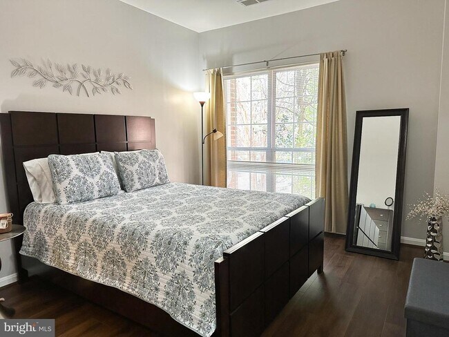 Building Photo - 4850 Eisenhower Ave Unit 121