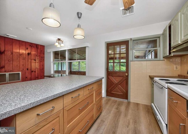 Photo - 221 Hillside Dr