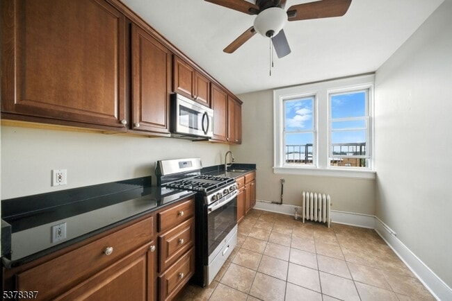 Building Photo - 409 Main St Rental