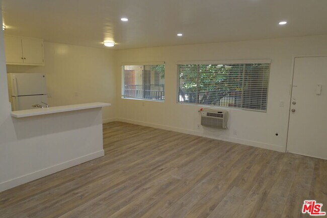 Photo - 1301 N Mansfield Ave Unit 206