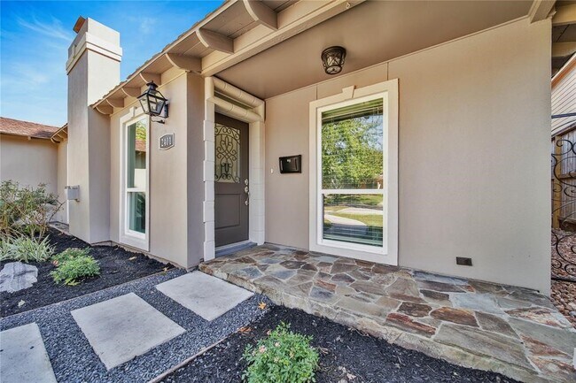 Photo - 2401 McClendon St