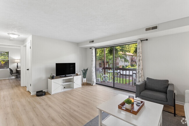 1BR, 1BA - 680SF - Living Room - Brookside Commons