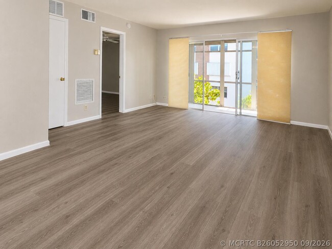 Building Photo - 3040 NE 16th Ave Unit 308
