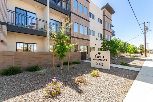 Photo - 2063 E Lemon St Unidad 1004