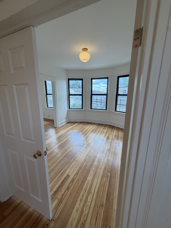 Building Photo - 206 Bartholdi Ave