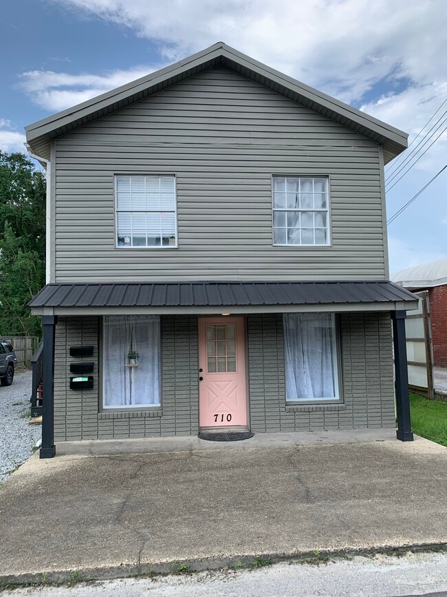 Front of building - 710 W Canal St Unit Apt B