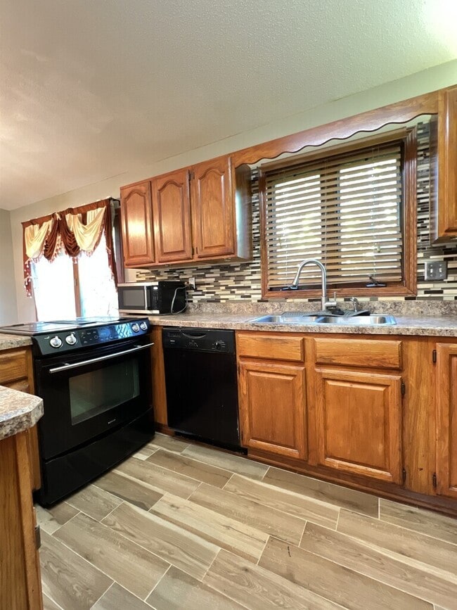 Photo - 4563 Camelot Dr