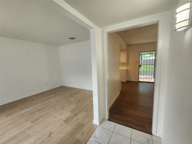 Building Photo - 1602 W Gulf Bank Rd Rental