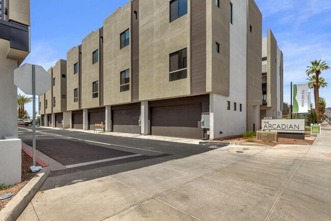 Building Photo - 4220 N 32nd St Unit 34