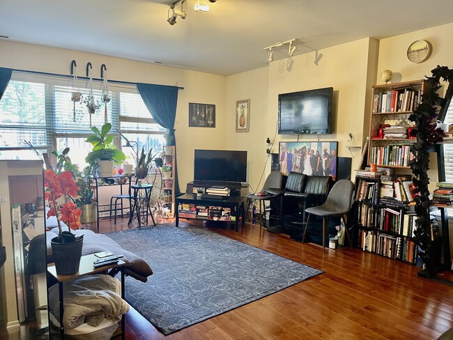 Photo - 2501 W Grenshaw St Unit 1E