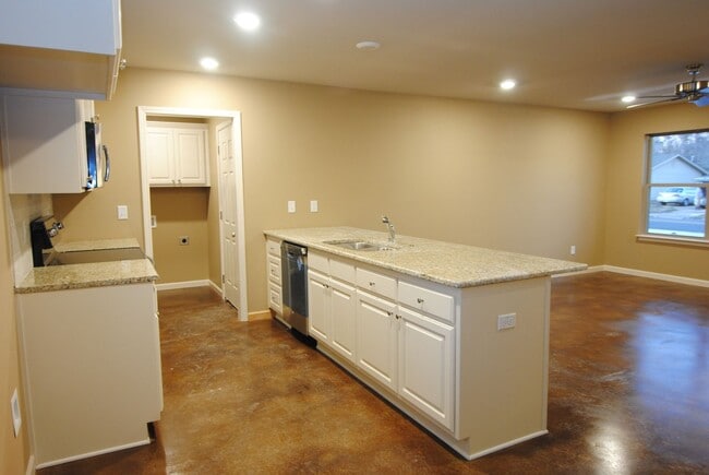 Photo - 3/2 Open Floor Plan, One Level in Sherwood