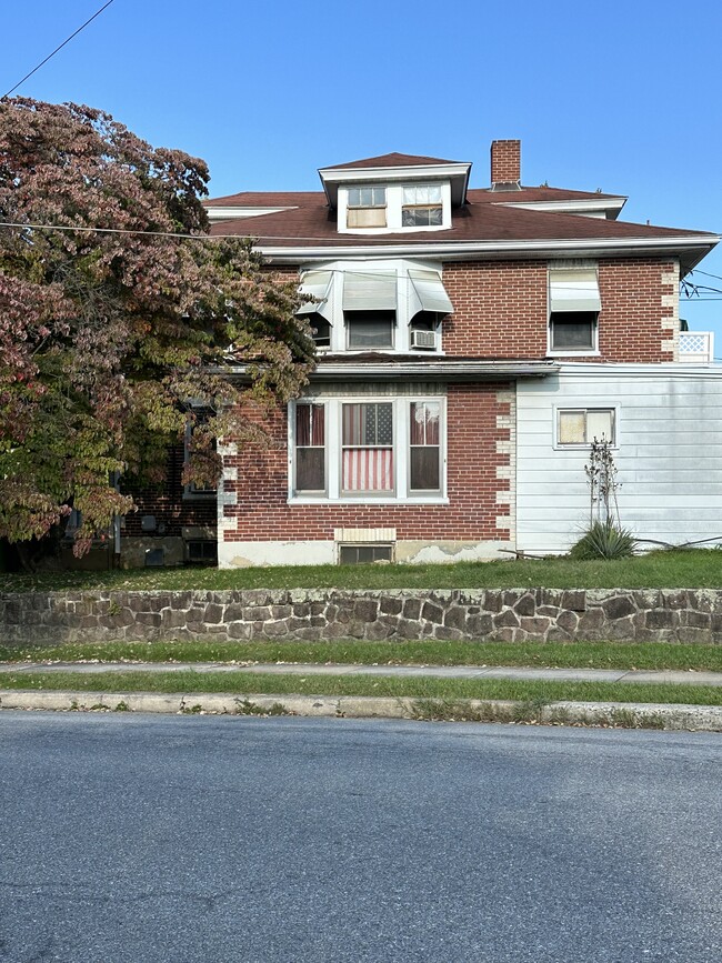 Building Photo - 2 E Elm St Unit # 2 Rental
