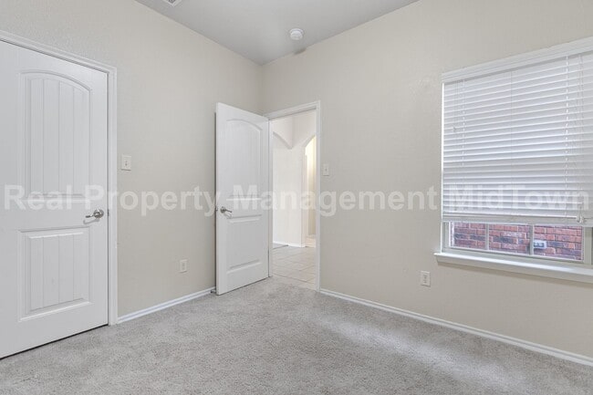 Photo - 2035 Karsen Ln