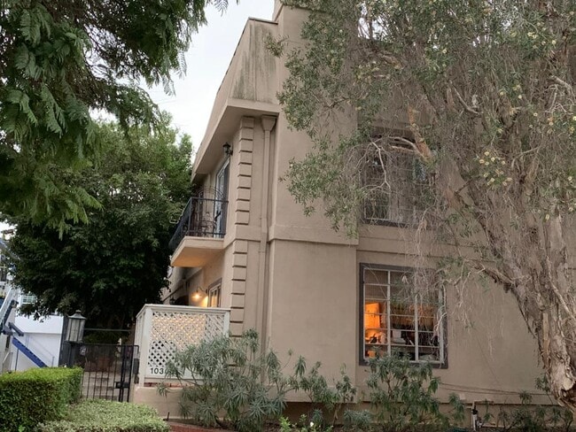Building Photo - 10308 Almayo Ave Unit 2