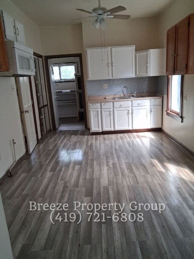 Photo - 3350 Maple St