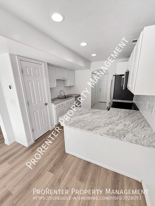 Photo - 652 W 800 N