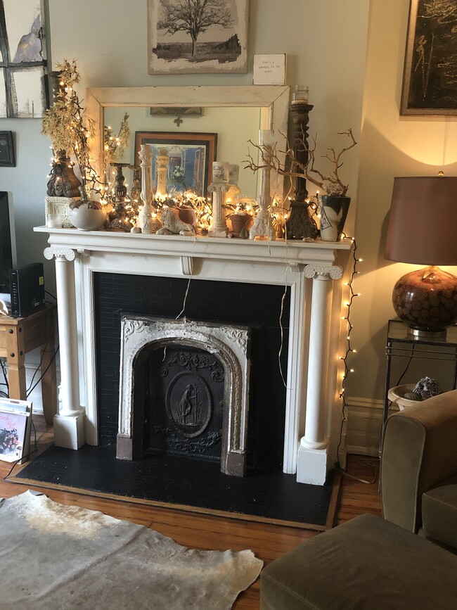 Chimenea en la sala de estar - 1421 Grove Ave Unidad # 2