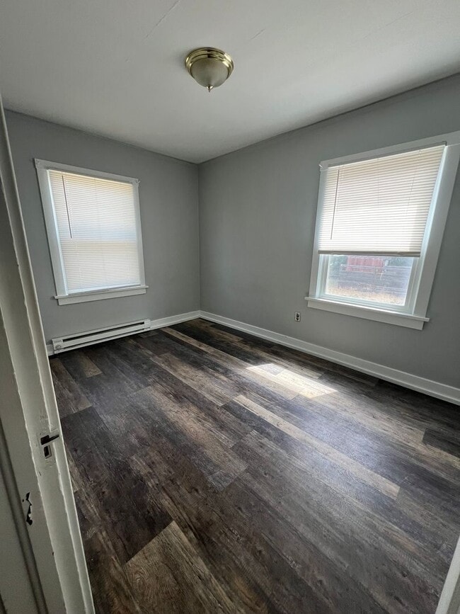Building Photo - 1 Bedroom, 1 Bathroom Apartment in Merrill...