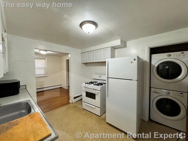 Building Photo - Townhouse Style 2+/3BR - Parking - Dishwas...