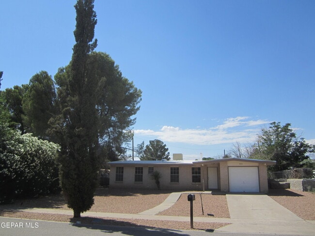 Building Photo - 305 Corvena Way