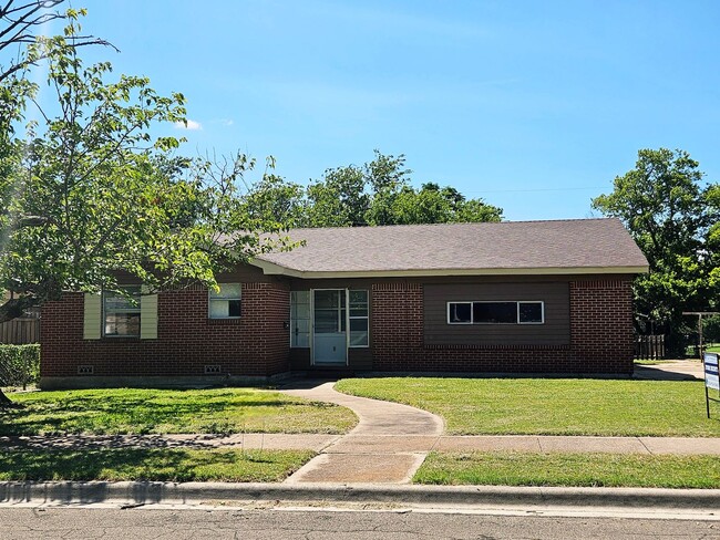 Building Photo - 1011 Cedar Dr Rental