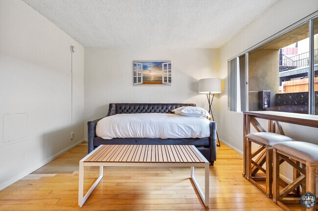 Building Photo - Bright & Stylish Furnished Studio in Mar V... Unit 4 Rental