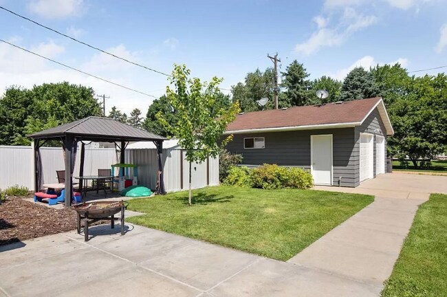 Photo - 212 Lake St E