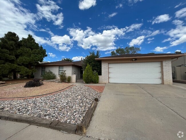 Building Photo - Spacious 3 Bedroom 2 Bathroom Home in the ...
