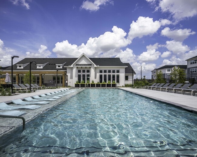 Resort style pool with spacious sundeck - Beckett Cottingham