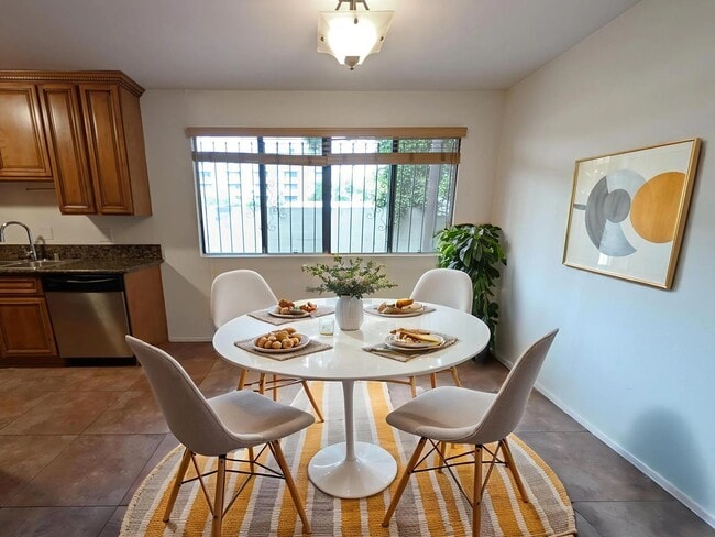 Photo - 1034 N Martel Ave Unidad 5