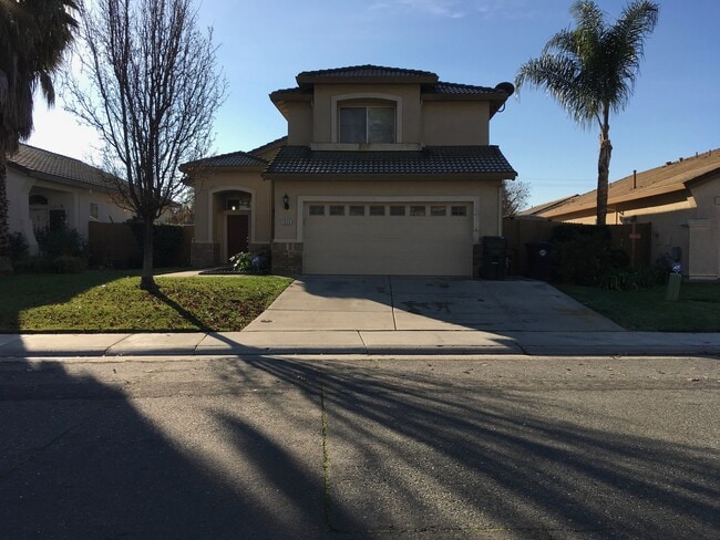 Building Photo - Charming home in established neighborhood with 4 bedrooms and 3 baths.