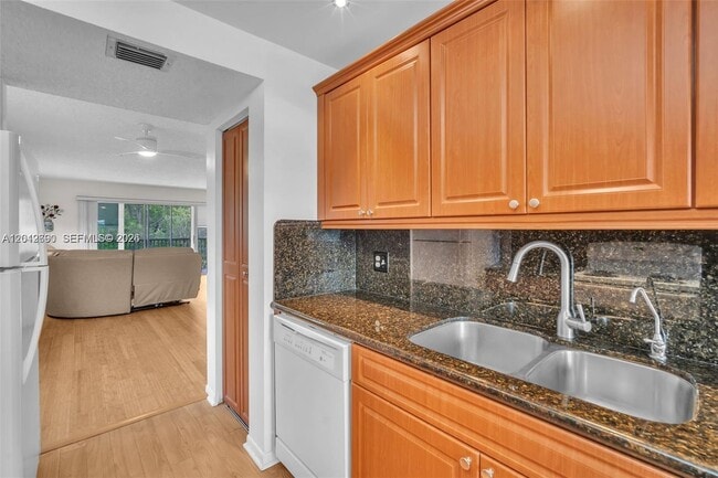 Photo - 1000 SW 125th Ave Unit 301N