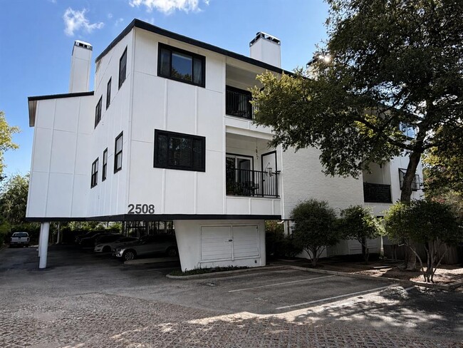 Building Photo - 2508 W 12th St Unit 304