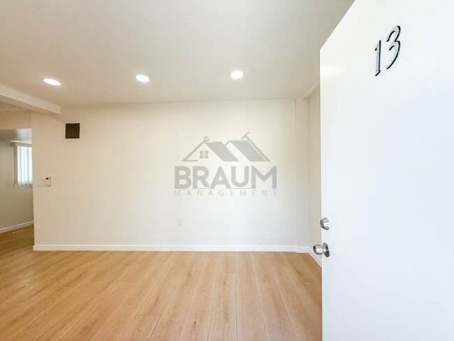 Photo - 15634 Leadwell St Unidad 13
