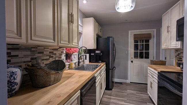 Building Photo - 3182 Latona Dr SW Unit UpstairsLatonaRental