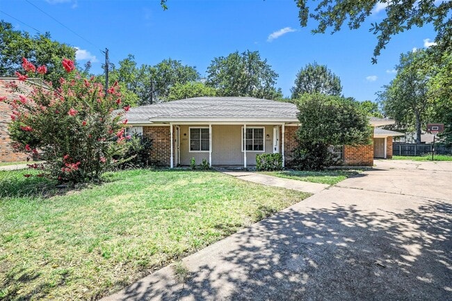 Building Photo - 2429 Lakeview Cir Unit 2431