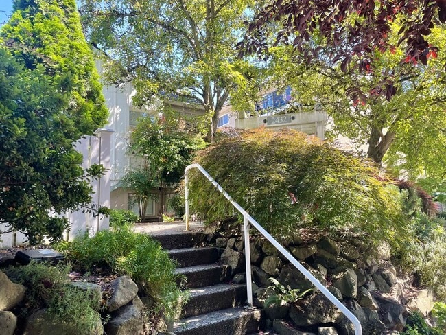 Building Photo - Lake Union View Condo Unit 200