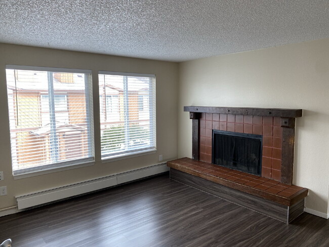 Building Photo - "One Month Free Rent with Signed 12 month Lease, 2-Bed Gem in Denver – Cozy 920 Sq. Ft." Unit 4