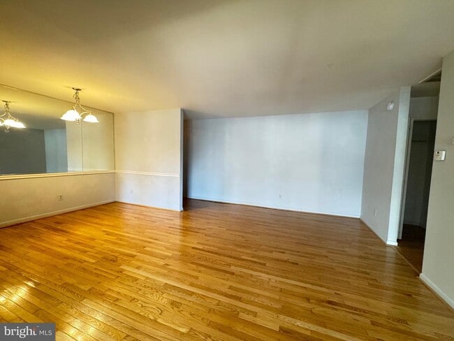 Building Photo - 5482 Cedar Ln Unit B-2