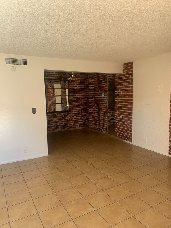 Building Photo - Affordable 1 Bedroom Condo In Central Las Vegas Unit 15
