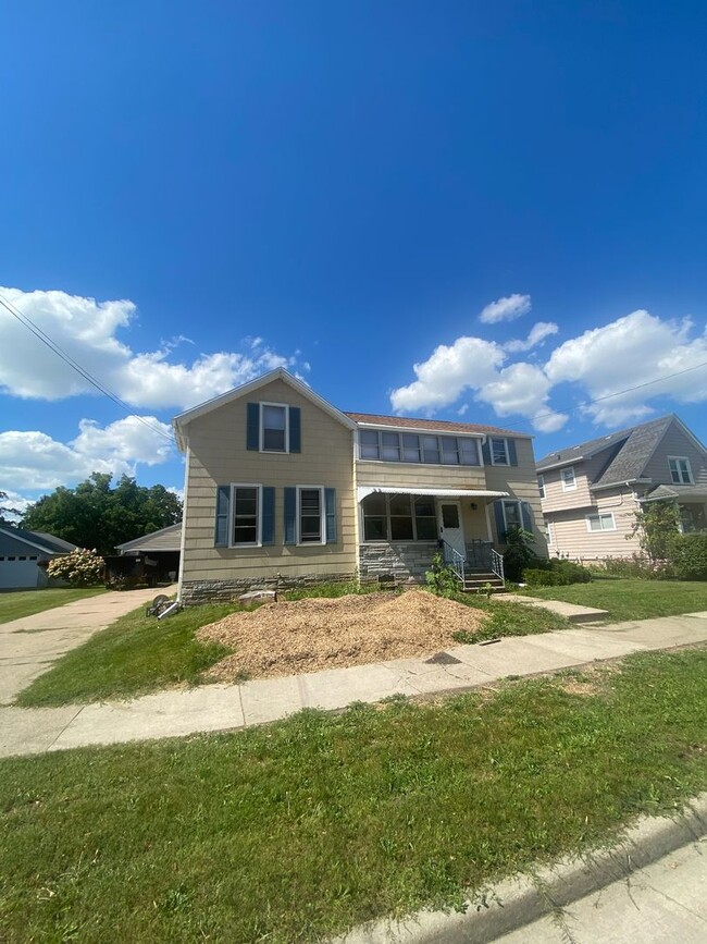 Building Photo - 1717 Iowa St Unit A Rental
