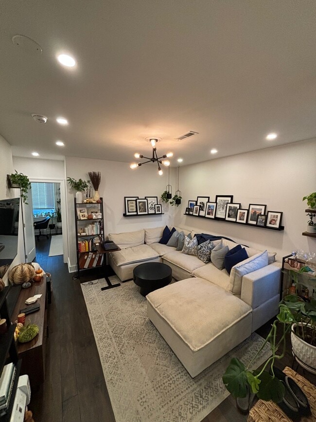 Building Photo - 623 Fitzwater St Unit 301