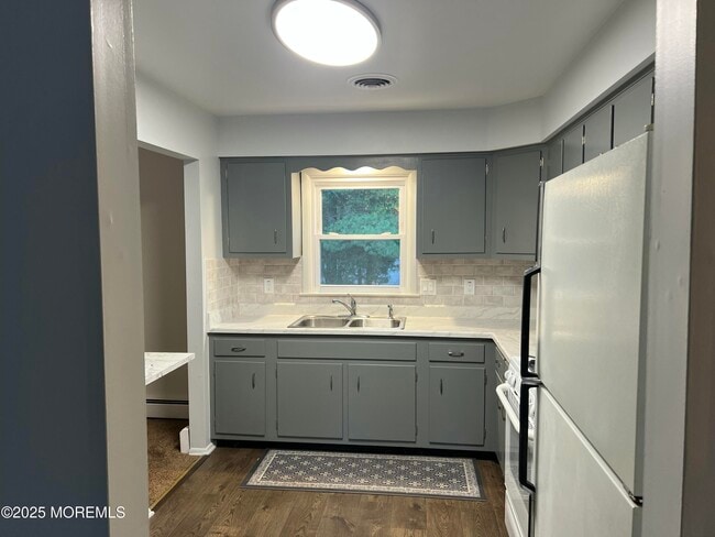 Photo - 927 Edgebrook Dr N