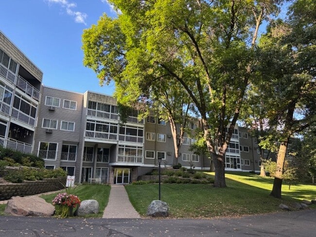 Building Photo - Great 1 BR/1 BA Condo in the Heart of Litt... Unit 211