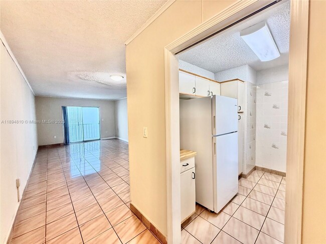 Building Photo - 424 SW 7th St Unit 404