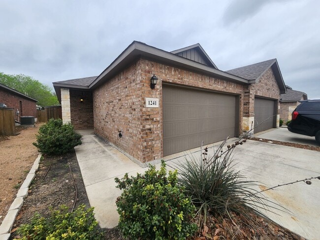 Building Photo - Walk to Historic Gruene / Fridge Included/ Gas Cooking / Fenced in Yard / CISD