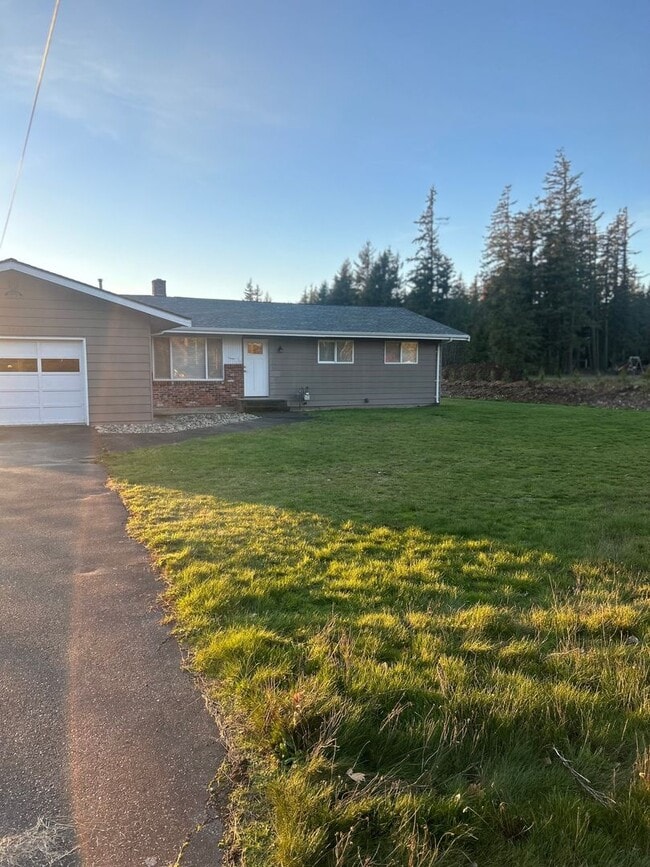 Photo - Rare 5-bedroom House with 1 Car Garage in Everson.