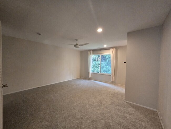 1036 Vanderbilt Way