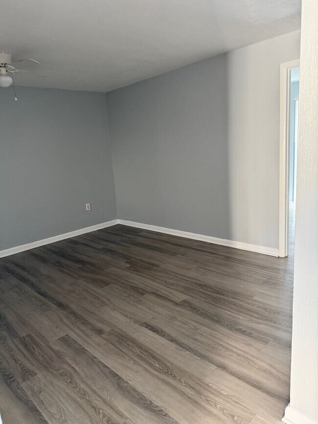 Building Photo - LEASE NOW AND ENJOY 50% OFF 2ND MONTH! Location, location, location! 875 SF Unit- 2 bd/ 1 ba near...