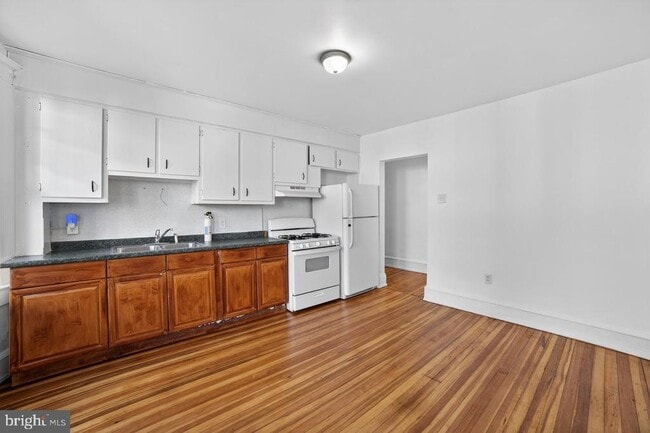 Photo - 713 Monmouth St